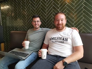 Los dos cofundadores de OK Perfumes en 2020, con un portátil y dos cafés