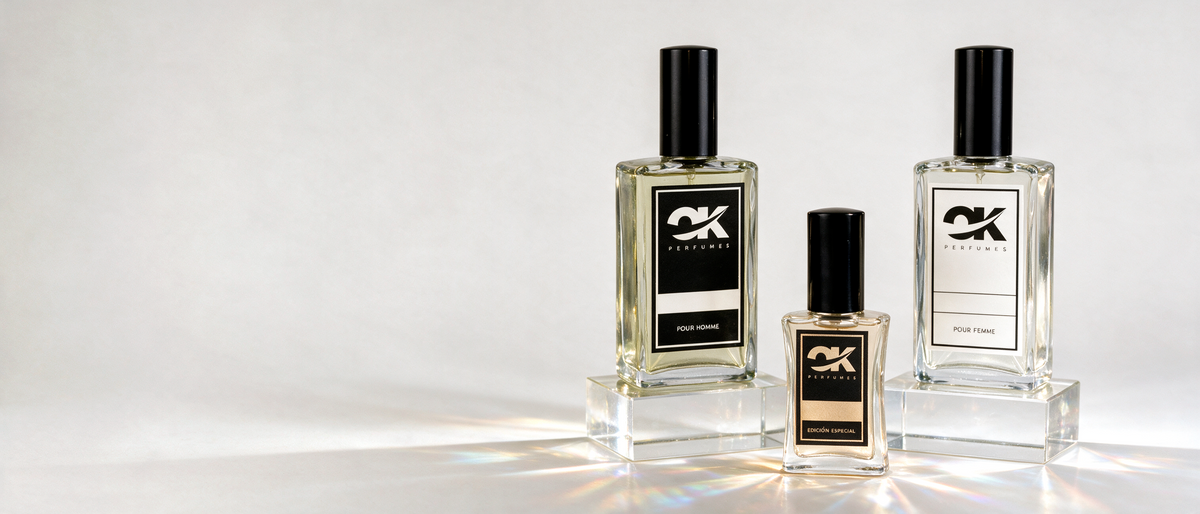 Frascos de OK Perfumes de 100 y 30 mL sobre bloques de metacrilato