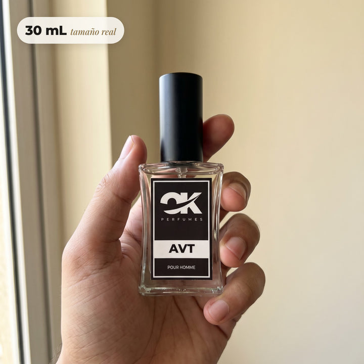 Frasco de 30 mL de OK Perfumes en la mano, tamaño real