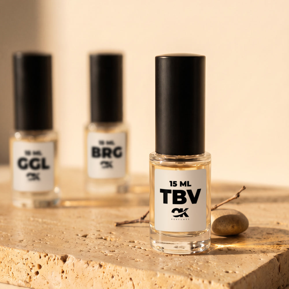 Botella de 15 mL de OK Perfumes con etiqueta TBV, en primer plano