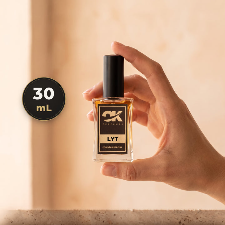 Frasco de 30 mL de OK Perfumes en la mano, para ver el tamaño